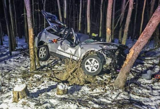 tragicka dopravna nehoda si vyziadala zivot 79 rocneho vodica vozidlo ostalo zakliesnene medzi stromami