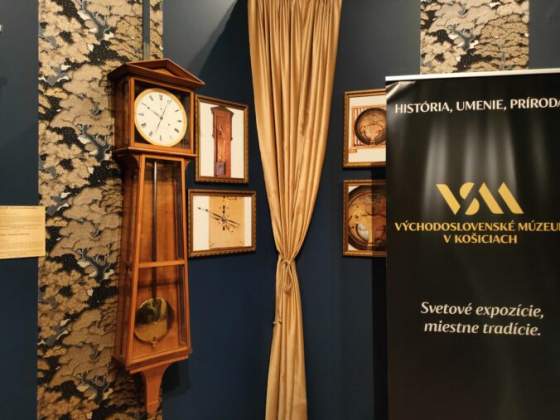 vychodoslovenskemu muzeu sa podarila vynimocna akvizicia do zbierky ziskalo 200 rocne kyvadlove hodiny foto