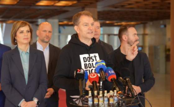 opiti poslanci budu moct v parlamente nadalej hlasovat novy rokovaci poriadok ma umlcat opoziciu tvrdi matovic