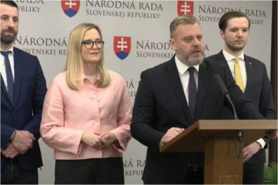 v usa utoci na eu a v bruseli ohovara trumpa ficova zahranicna politika znepokojuje opozicne strany