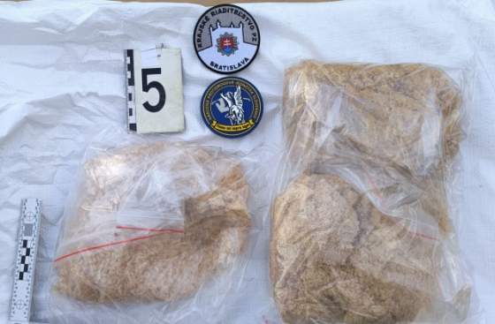 policia po rozsiahlej protidrogovej akcii obvinila pat osob zaistili kokain metamfetamin aj peniaze foto