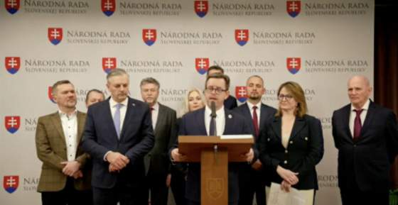 poslanec smilnak dodrzal slub a konci v parlamente nahradi ho lekarka monika kolejakova