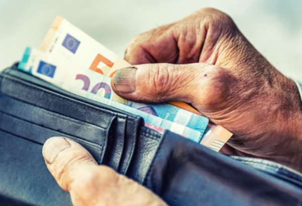 dochodky su od januara 2026 vyssie zatial co niektori seniori si polepsia inym ich zje exekucia