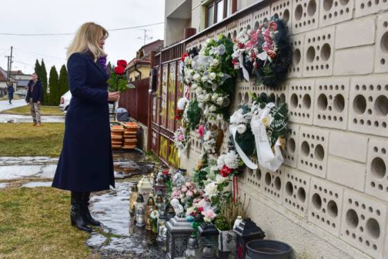 Čaputová si uctila pamiatku Kuciaka a jeho snúbenice, vo Veľkej Mači položila dve ruže