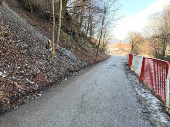 V Banskej Bystrici sa zosúva svah, mesto urobilo rázne opatrenia (foto)