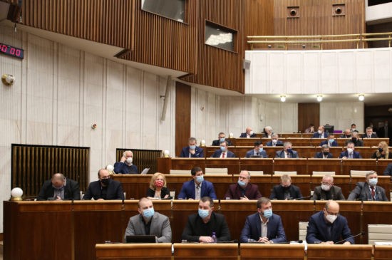 Poslanci už rozhodli, núdzový stav sa na Slovensku predĺži