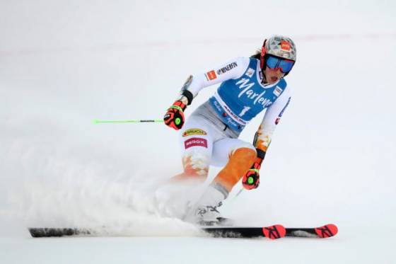 petra vlhova odstartuje obrovsky slalom na olympiade v pekingu s cislom jeden mikaela shiffrinova so sedmickou