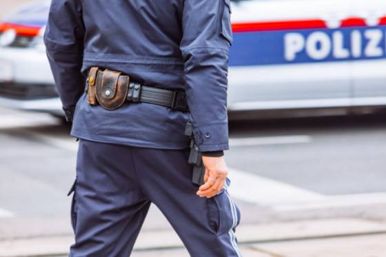 rakuska policia objavila migrantov ukrytych v drevenom boxe pripevnenom k spodnej casti nakladiaka