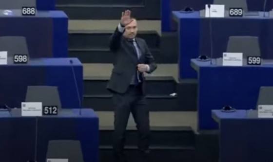 nacionalisticky orientovany europoslanec pocas rokovania hajloval hrozi mu pokuta a suspendovanie video