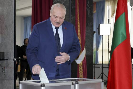 bielorusi hlasuju o upevneni moci lukasenka opozicia referendum o zmene ustavy oznacila za frasku
