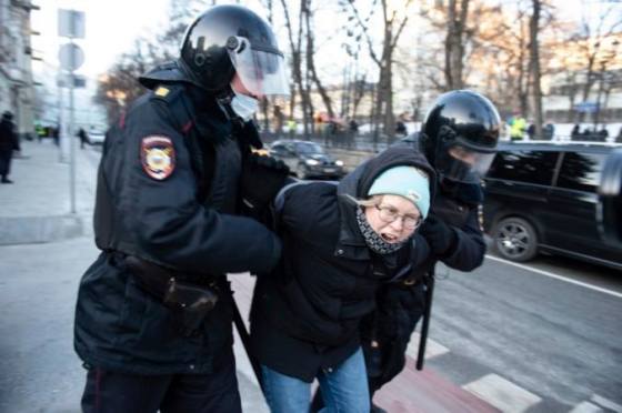 klus odsudzuje brutalitu ruskej policie zatykala demonstrujucich proti vojne na ukrajine video