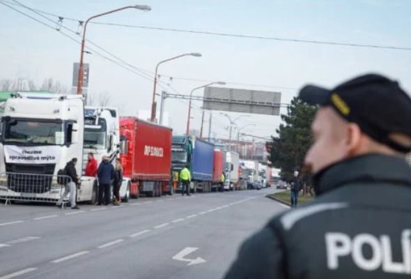 Autodopravcovia hrozia protestami, od vlády žiadajú opatrenia na zníženie cien pohonných hmôt
