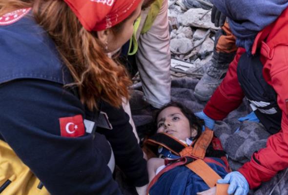 matku s detmi zachranili v turecku po neuveritelnych 228 hodinach