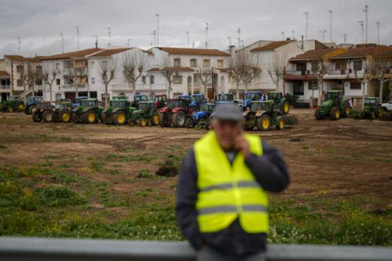 tisice protestujucich spanielskych farmarov zablokovali cesty a ulice vo viacerych mestach