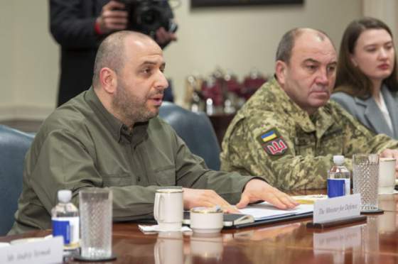 ukrajinsky minister obrany sa prvykrat stretol s novym hlavnym velitelom armady