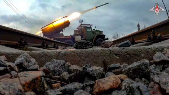 oneskorena podpora zapadu pomohla rusku spustit na ukrajine trojfazovu ofenzivu naraz