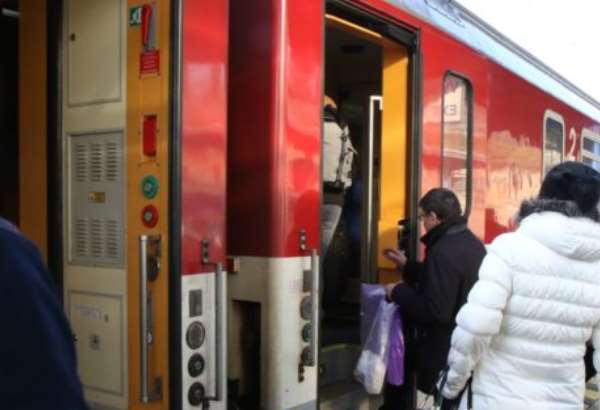 slovensko spaja s ukrajinou jedina vlakova osobna linka zdrziava ju prejazd cez spolocnu hranicu