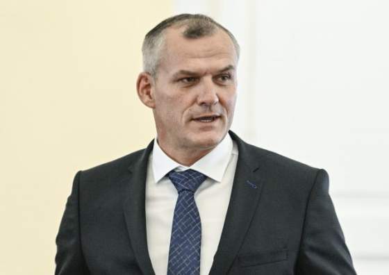 malatinec vystupil z poslaneckeho klubu strany hlas sd a pridal sa k huliakovcom
