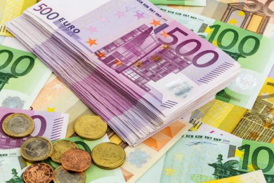 euro posilnilo voci viacerym menam jeho sila priaznivo ovplyvnuje dovolenkove plany slovakov