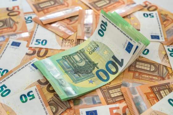 zamestnanec skoly v snine v priebehu 18 rokov spreneveril cez fiktivne uhrady takmer stotridsattisic eur