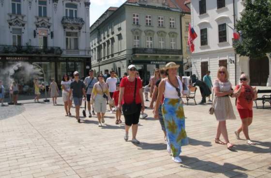 bratislavu navstivilo minuly rok takmer 1 2 miliona turistov dve tretiny z nich prisli zo zahranicia
