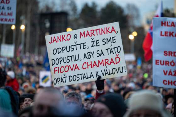 na proteste sedem rokov bez jana a martiny v bratislave dav krical hanba aj dost bolo fica video foto