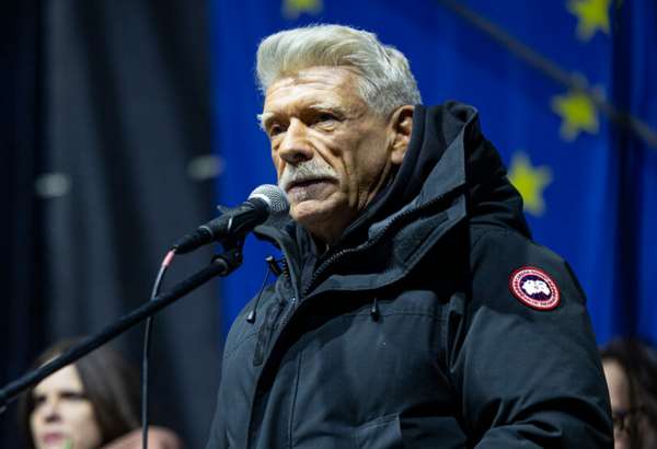 herec stanke sa ostro pustil do fica chodte do certa a odstupte vyzval premiera