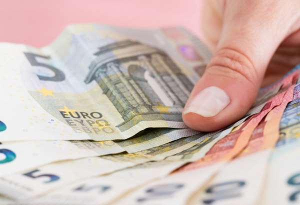 stat rozdava mladym slovakom 300 eur viaceri vsak cakaju mesiace