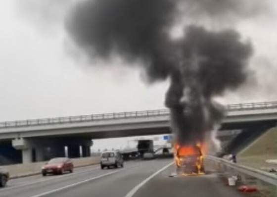 na ceste pri bratislave sa vznietilo auto policia vyzyvala vodicov k opatrnosti video