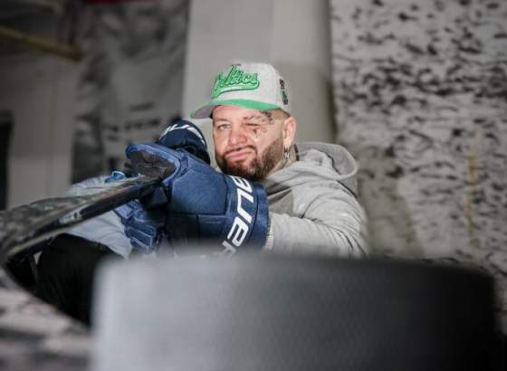 duel slovan nitra komentatorsky spestri aj popularny rapper kali