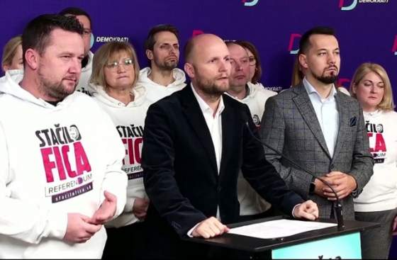 demokrati chcu porazit fica pod peticiu za vyhlasenie referenda sa podla nada podpisali aj rodinni prislusnici premiera