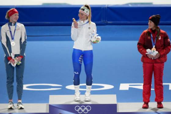 zlato rekord a k tomu na narodeniny francesca lollobrigida na olympiade rozburacala domace taliansko