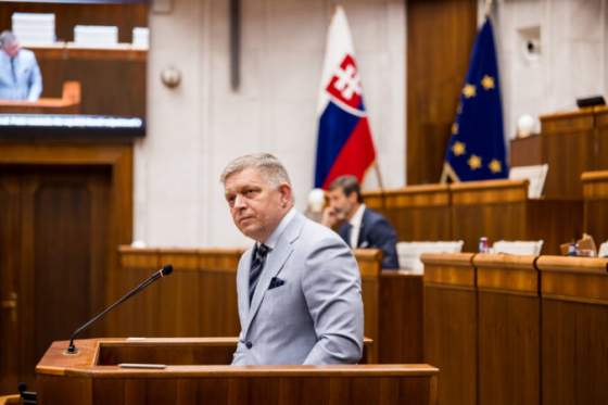 vladu pri hlasovani o dovere podporilo vsetkych 79 poslancov s ktorymi koalicia volebne obdobie aj zacinala