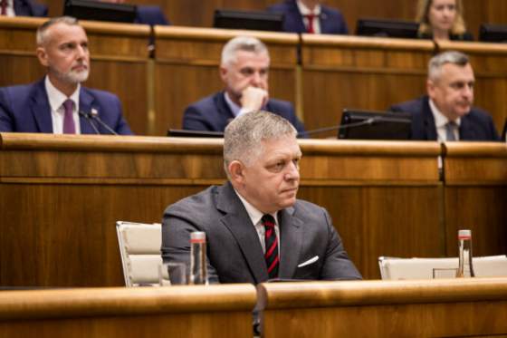 odvolavanie clenov vlady skoncilo neuspechom koalicia podrzala vsetkych ministrov napriek kritike opozicie