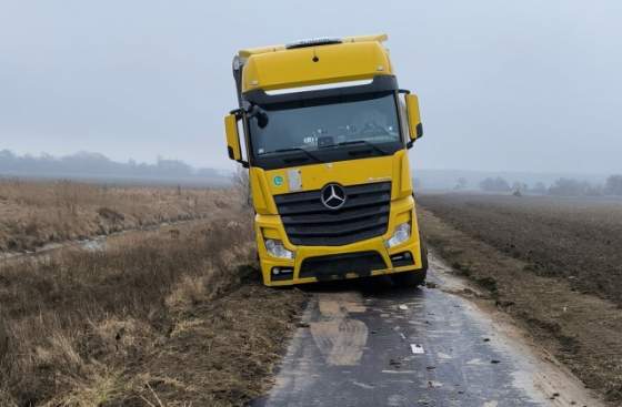 bulharsky kamion jazdil v senici po cyklotrase zastavil ho az most foto