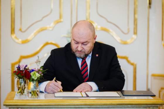 spor o financovanie narodneho futbaloveho stadiona prejde do kompetencie huliakovho ministerstva