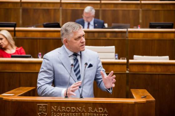 pocas ficovej vlady podla via iuris narastol pocet verbalnych utokov politikov voci sudcom dominuje im samotny premier