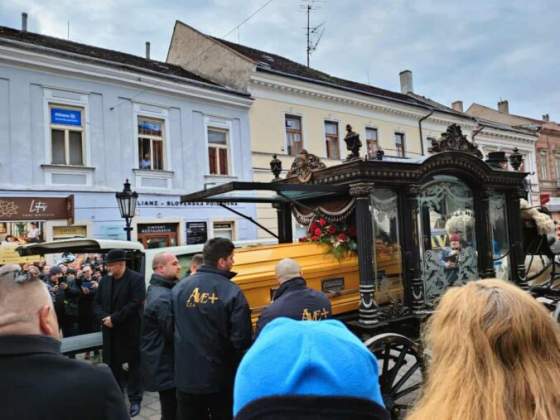 v kosiciach sa lucia s romskym kralom robertom botosom rakvu viezli na koci tahanom konmi