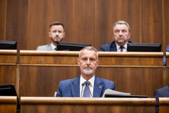 setrit musi podla rasiho aj stat poslancom zrusil vreckove na zahranicne cesty