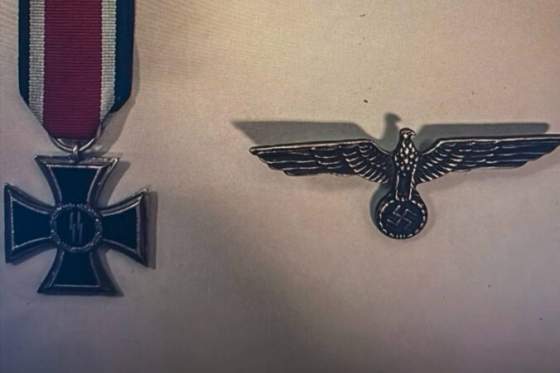 pocas colnej kontroly nasli u 57 rocneho muza nacisticke symboly hrozia mu dva roky vo vazeni