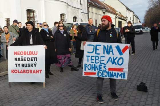 protestujuci pocas diskusie fica so studentmi hlucne vyjadrovali nesuhlas s jeho politikou pustili sa aj do kalinaka a gedru