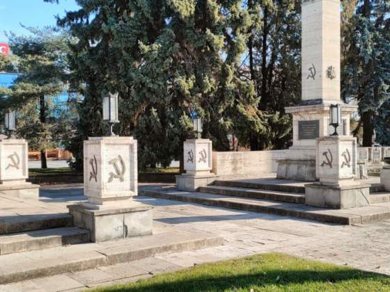 v kosiciach si pripomenuli vyrocie vypuknutia vojny na ukrajine pri pomniku na namesti osloboditelov podujatie vsak vyvolalo kritiku video