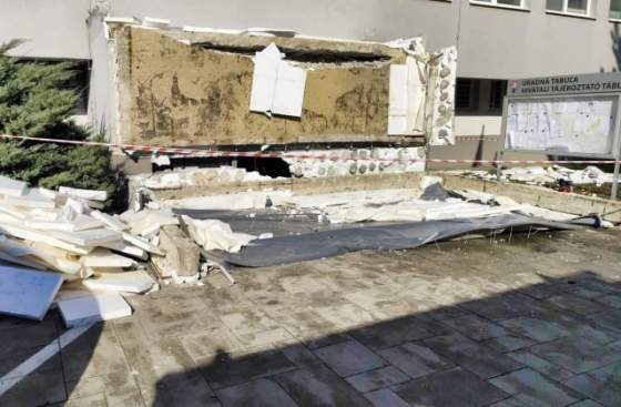 tragedia v komarne pad strechy v klientskom centre neprezila jedna osoba na miesto smeruje aj sutaj estok foto