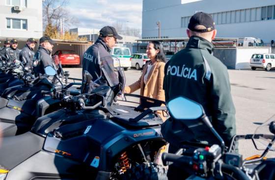 kurilovska odovzdala policajtom nove terenne stvorkolky maju im zlepsit pracu v tazko dostupnych oblastiach