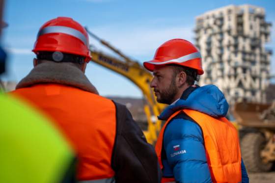 ministerstvo sutaja estoka zacalo s obnovou stadiona sportoveho centra policie v dubravke