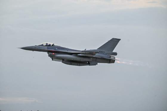 zapadne slovensko caka vycvik stihaciek f 16 ozbrojene sily upozornuju na mozny sonicky tresk