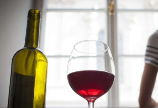 pohar vina na upokojenie po praci problem nastava ked alkohol nehasi smad ale emocie rozhovor