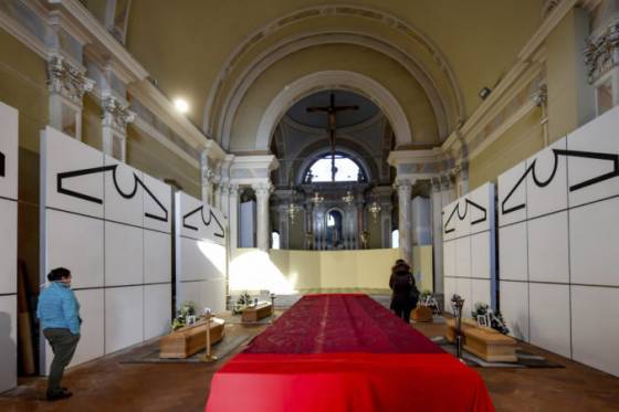 V Bergame odhalili živý pamätník obetiam koronavírusu, je symbolom bolesti Talianska (video)
