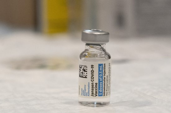Európska lieková agentúra odobrila štvrtú vakcínu proti COVID-19, Janssen je prvá jednodávková