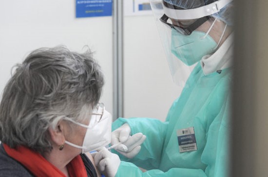 Prvú dávku vakcíny proti koronavírusu má už pol milióna Slovákov, účinnosť je viditeľná